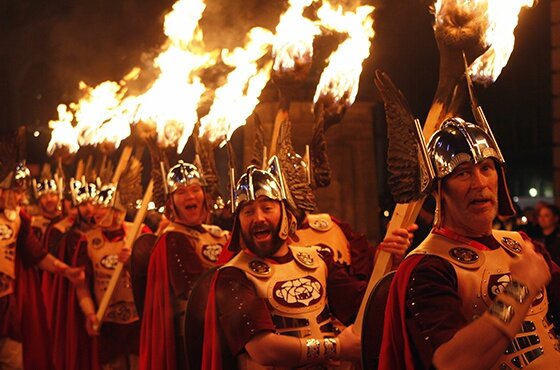 رژه آتش در اسکاتلند به مناسبت سال نوی میلادی