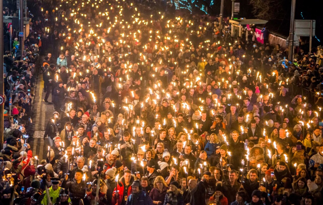 رژه آتش در اسکاتلند به مناسبت سال نوی میلادی