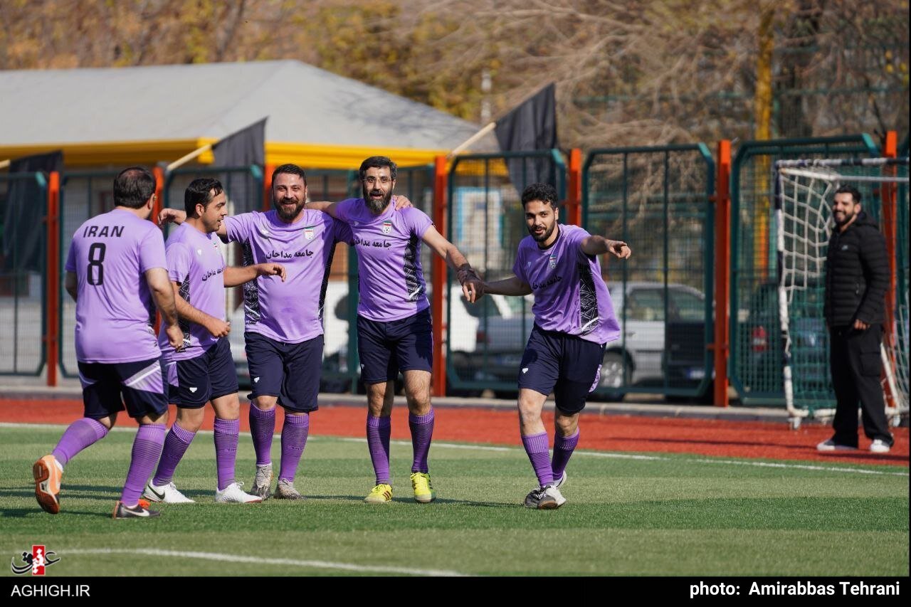 مداحان برای کمک به کودکان مناطق محروم پا به توپ شدند + تصاویر