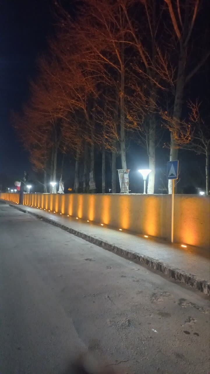 پیادهرو و دیواره کاهگلی بلوار آکواریوم ناژوان نورپردازی شد