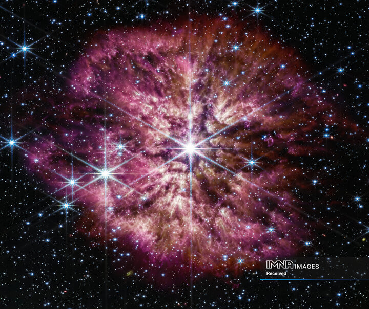 یک ستاره بسیار درخشان و عظیم Wolf-Rayet را در یک تصویر ترکیبی که توسط تلسکوپ جیمز وب گرفته شده و توسط ناسا در 14 مارس 2023 منتشر شد، نشان می دهد. این ستاره 15 هزار سال نوری با زمین فاصله داردو