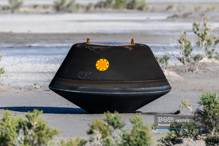 کپسول برگشتی حاوی نمونه‌ای که از سیارک بننو در اکتبر 2020 توسط فضاپیمای OSIRIS-REx ناسا جمع‌آوری شده بود، اندکی پس از فرود آمدن در بیابان در محدوده آزمایش و آموزش وزارت دفاع یوتا در داگوی، یوتا، 24 سپتامبر 2023 مشاهده شد. 