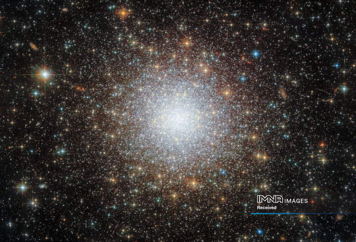 خوشه کروی متراکم معروف به NGC 2210 که در ابر ماژلانی بزرگ (LMC) واقع شده است در یک تصویر ترکیبی که توسط تلسکوپ جیمز وب گرفته شده و توسط ناسا در 8 دسامبر 2023 منتشر شد دیده می شود. LMC در حدود 157000 سال نوری از زمین فاصله دارد و به اصطلاح کهکشان اقماری راه شیری است، به این معنی که این دو کهکشان از نظر گرانشی به هم متصل هستند.