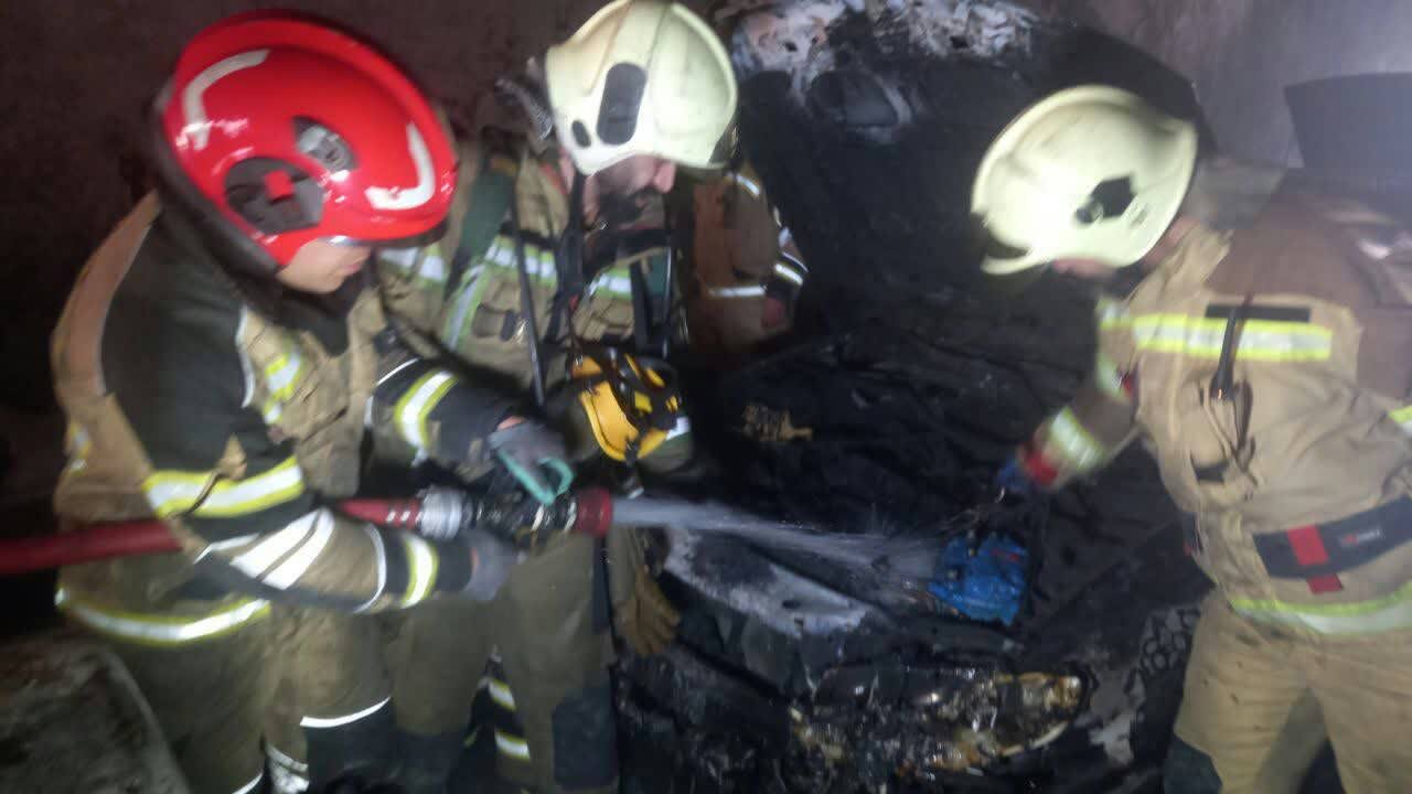 آتشسوزی در گاراژی با وسعت بیش از ۲۰۰۰ مترمربع در پایتخت + فیلم