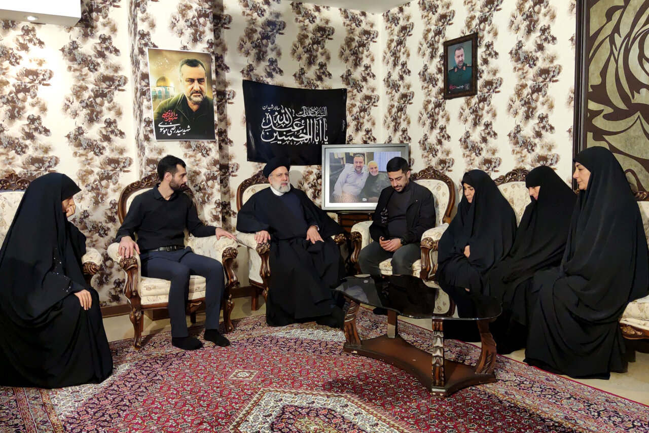 دیدار رئیس‌جمهور با خانواده شهید سید رضی موسوی + تصاویر