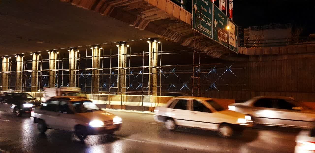 ستون‌های رینگ سوم اصفهان در بزرگراه شهید خرازی نورپردازی شد