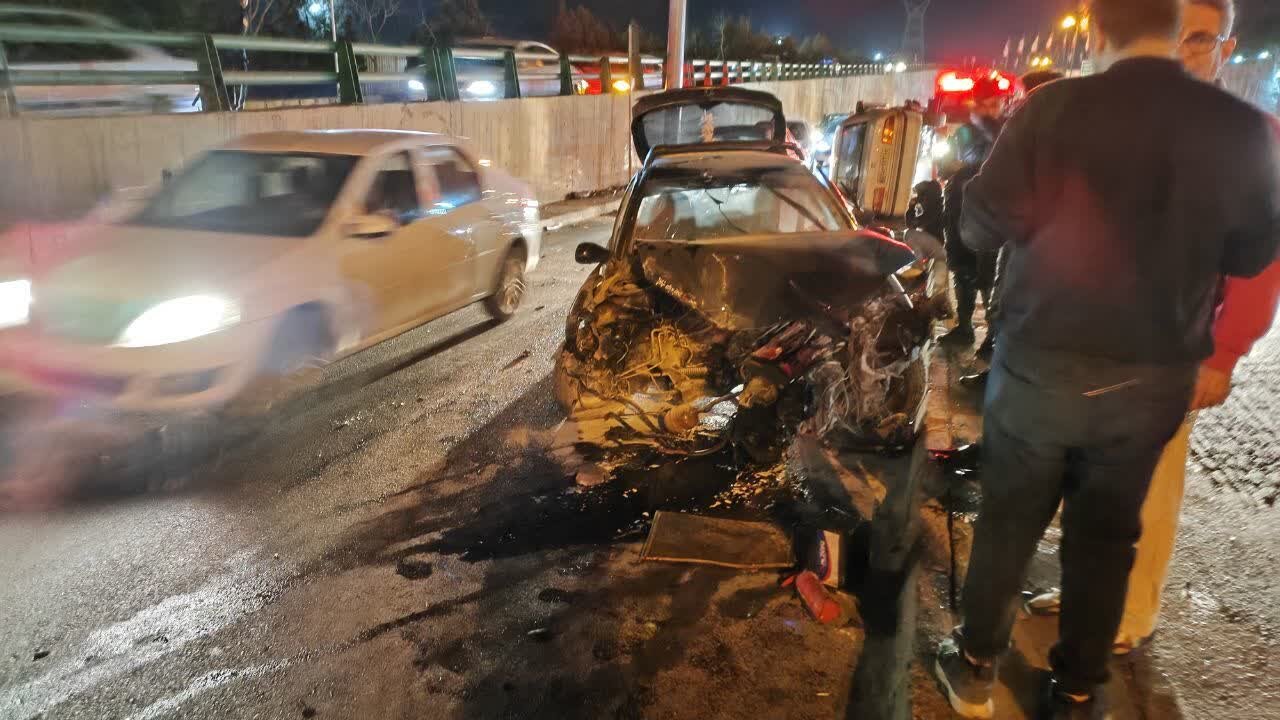 برخورد پژو به درخت اتوبان چمران با ۴ فوتی و مصدوم/ واژگونی ۲۰۶ و سمند در اتوبان صفه + عکس