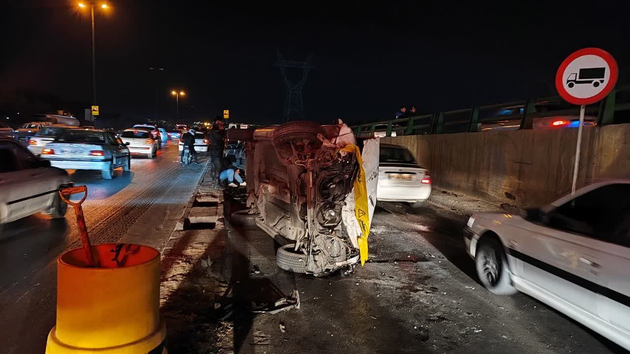 برخورد پژو به درخت اتوبان چمران با ۴ فوتی و مصدوم/ واژگونی ۲۰۶ و سمند در اتوبان صفه + عکس