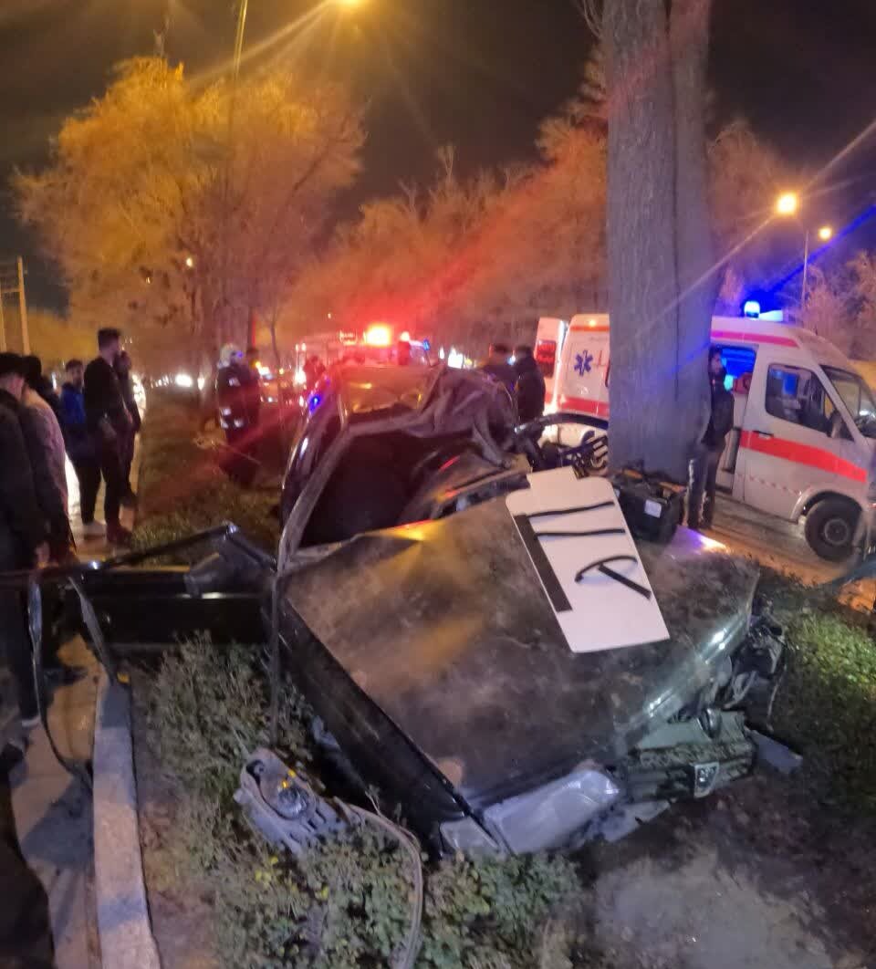 برخورد پژو به درخت اتوبان چمران با ۴ فوتی و مصدوم/ واژگونی ۲۰۶ و سمند در اتوبان صفه + عکس