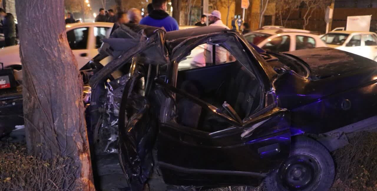 برخورد پژو به درخت اتوبان چمران با ۴ فوتی و مصدوم/ واژگونی ۲۰۶ و سمند در اتوبان صفه + عکس