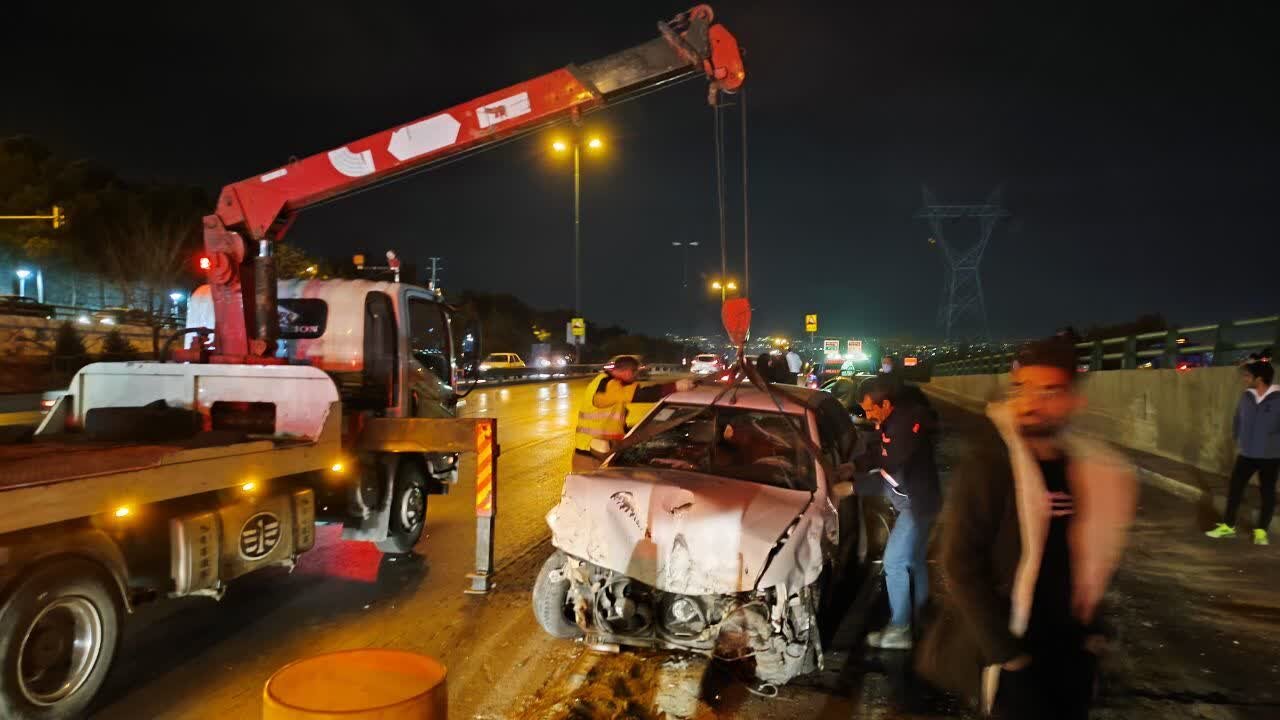 برخورد پژو به درخت اتوبان چمران با ۴ فوتی و مصدوم/ واژگونی ۲۰۶ و سمند در اتوبان صفه + عکس