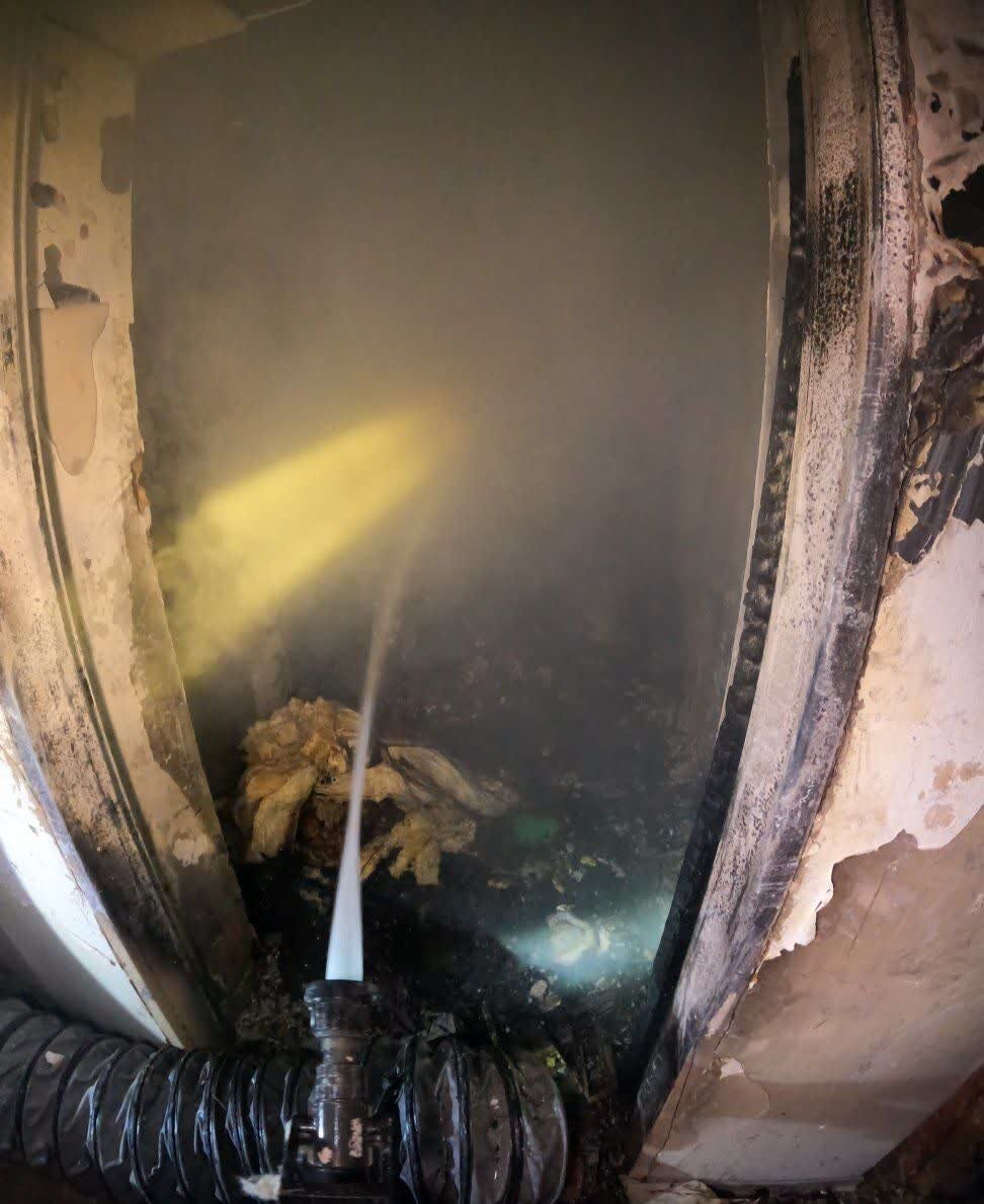 حریق منزل مسکونی ۲ طبقه در خیابان ولیعصر و محبوسی ۵ نفر + عکس