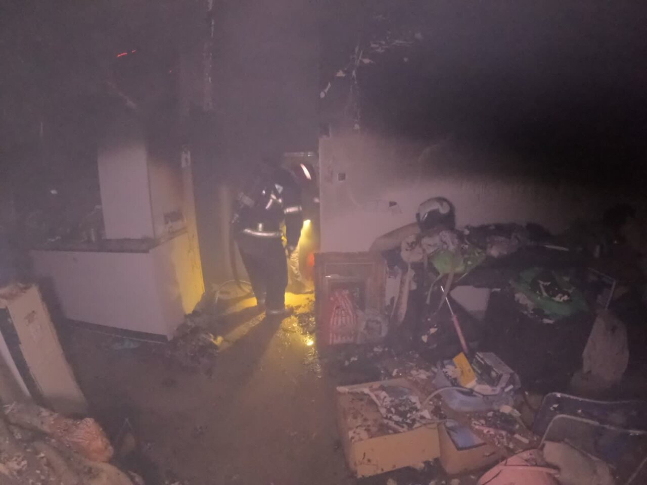 حریق منزل مسکونی ۲ طبقه در خیابان ولیعصر و محبوسی ۵ نفر + عکس