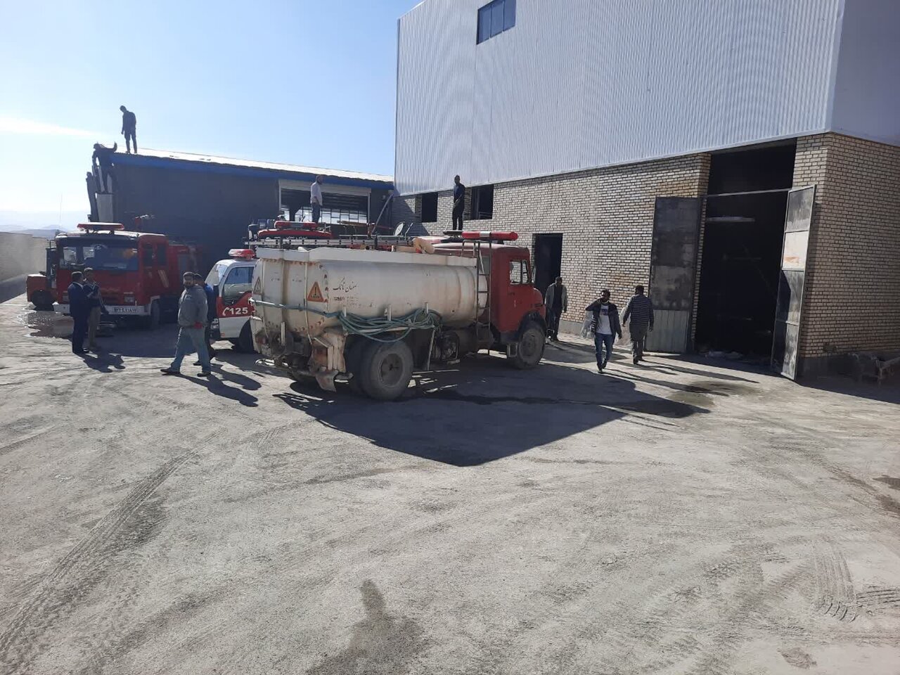 حریق کارخانه ریسندگی شهرک صنعتی دهق پس از ۹۰ دقیقه تلاش اطفا شد + عکس