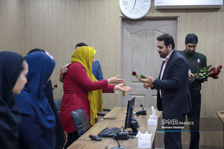 تجلیل عضو شورای شورای شهر اصفهان از بانوان خبرگزاری ایمنا