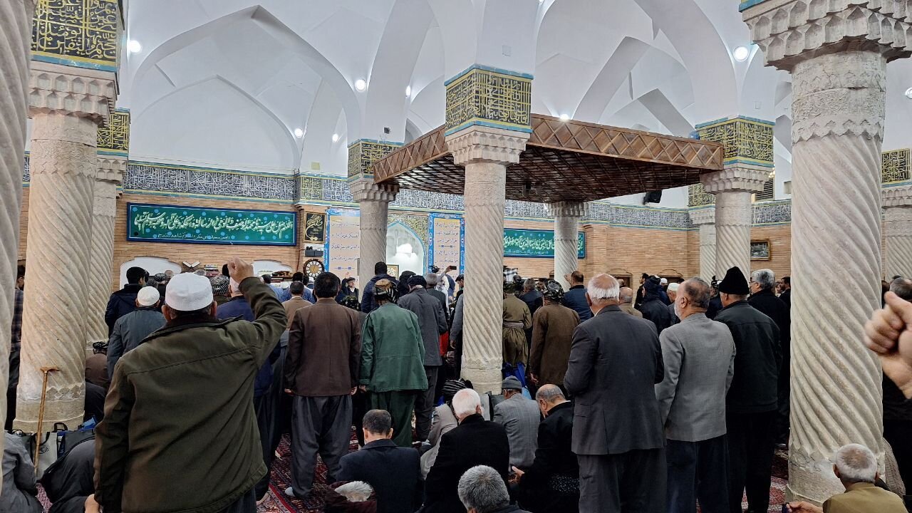 نمازگزاران سنندجی جنایت تروریستی کرمان را محکوم کردند + فیلم