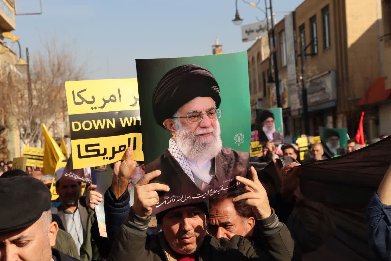 راهپیمایی مردم سمنان در محکومیت حادثه تروریستی کرمان