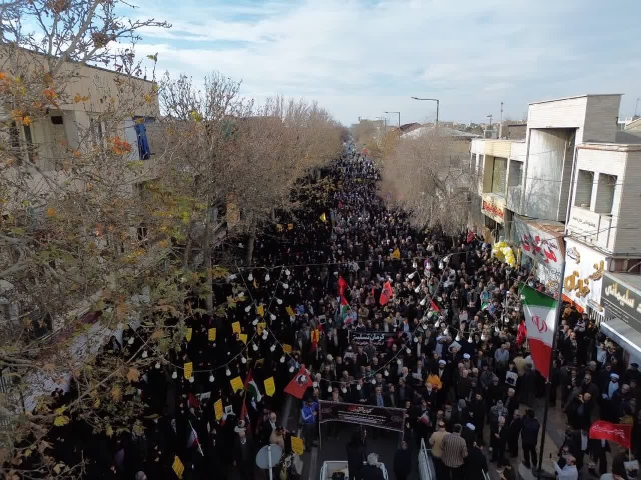 راهپیمایی مردم قزوین در محکومیت جنایت تروریستی کرمان + فیلم