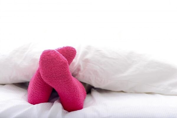 آیا جوراب پوشیدن هنگام خواب مفید است؟