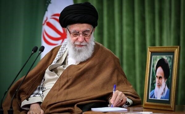 Ayatollah Seyyed Ali Khamenei Emphasizes Role of Worship in Cleansing Souls, Society