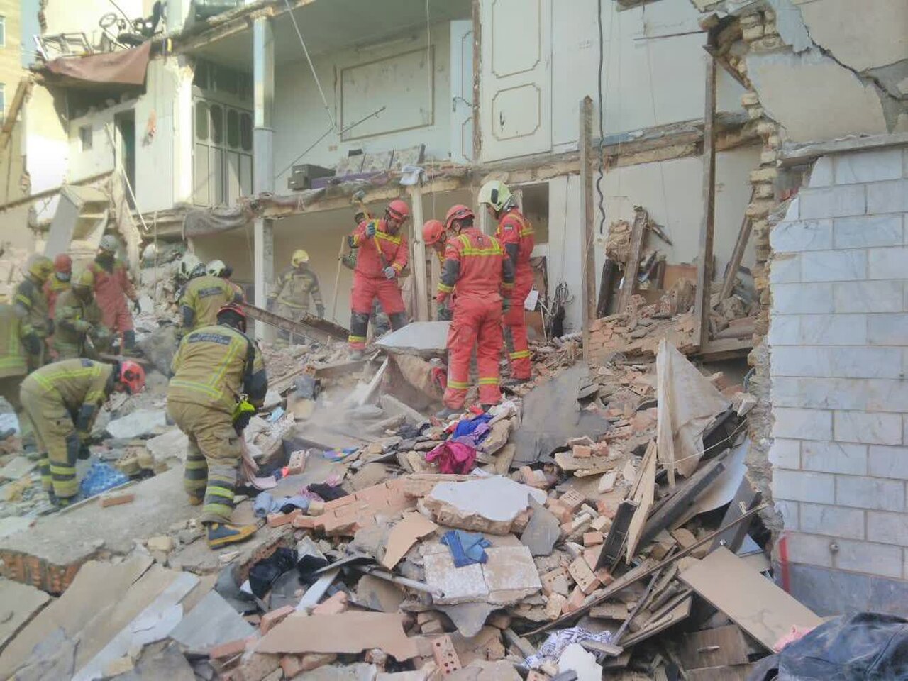 ریزش ساختمان قدیمی در پایتخت حادثه آفرید + عکس و آمار مصدومان
