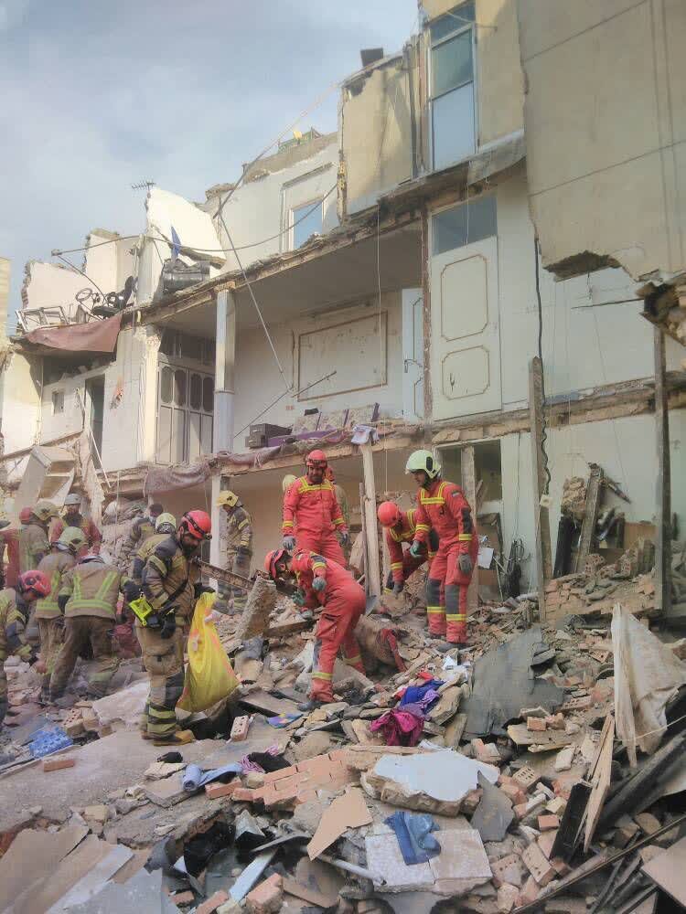 ریزش ساختمان قدیمی در پایتخت حادثه آفرید + عکس و آمار مصدومان