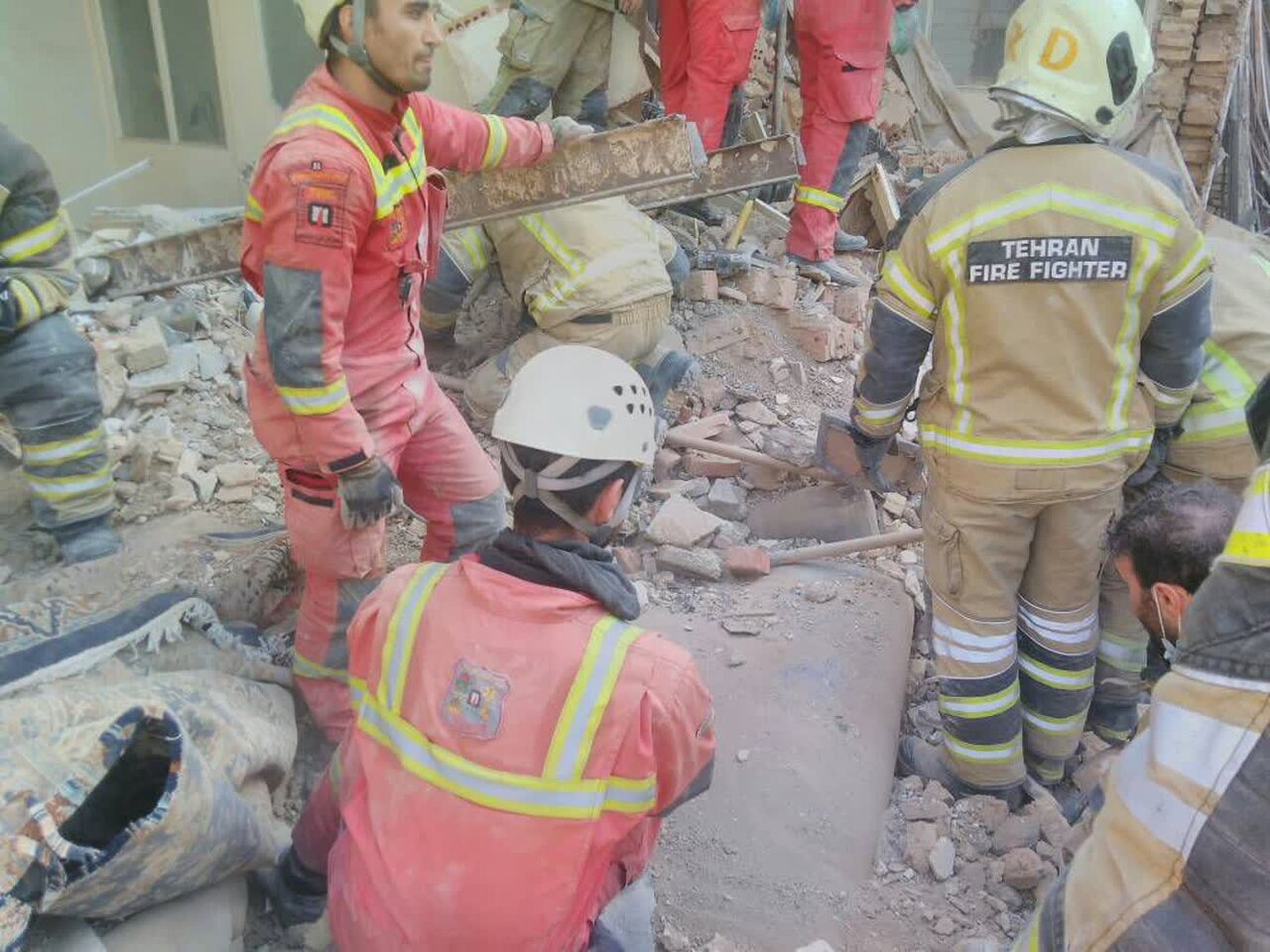 ریزش ساختمان قدیمی در پایتخت حادثه آفرید + عکس و آمار مصدومان