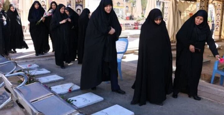 ادای احترام معاون امور زنان و خانواده رئیس‌جمهور به شهدای حادثه تروریستی کرمان