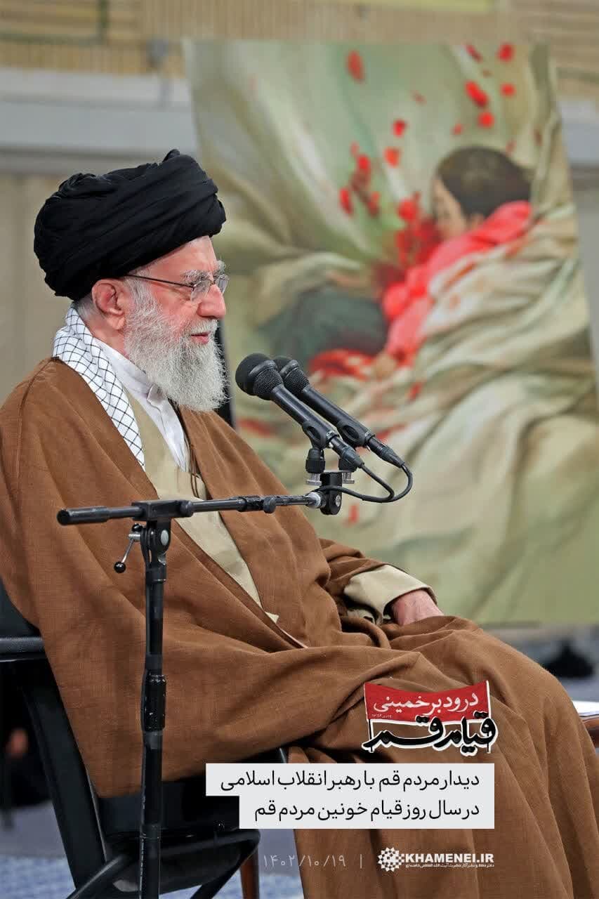 دختر کاپشن صورتی با گوشواره قلبی در حسینیه امام خمینی(ره)