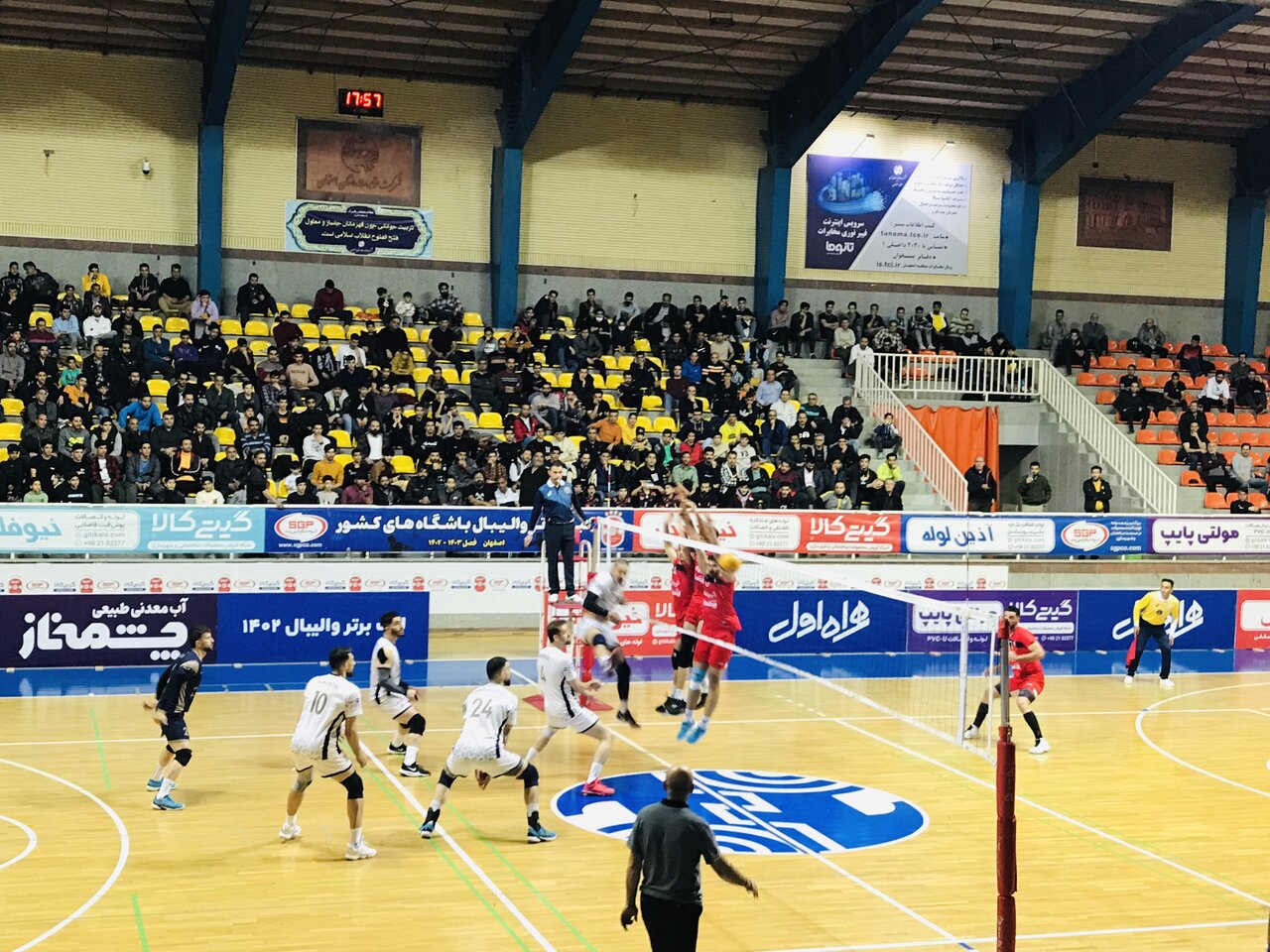 هم دستیها گریبان گیتی پسند را گرفت/ دیگر تیمداری نمیکنیم