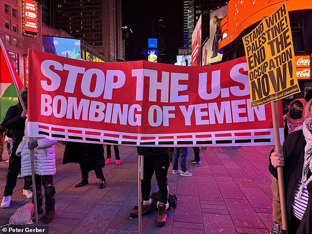 تظاهرات آمریکایی‌ها مقابل کاخ سفید در محکومیت حمله به یمن + فیلم