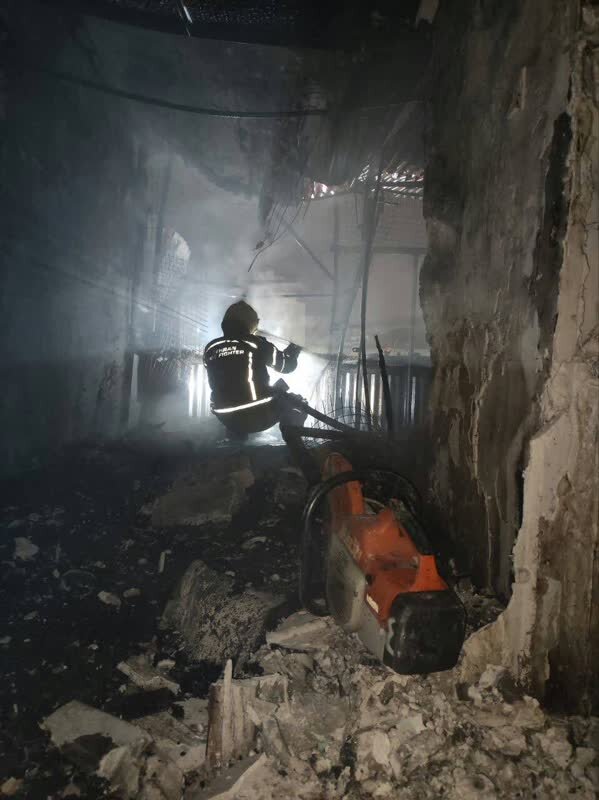 انبار کفش در پایتخت طعمه حریق شد + عکس