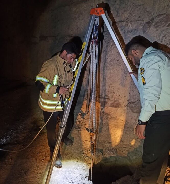 نجات یک شهروند از عمق چاهی در روستای «ده بالا» کرمان