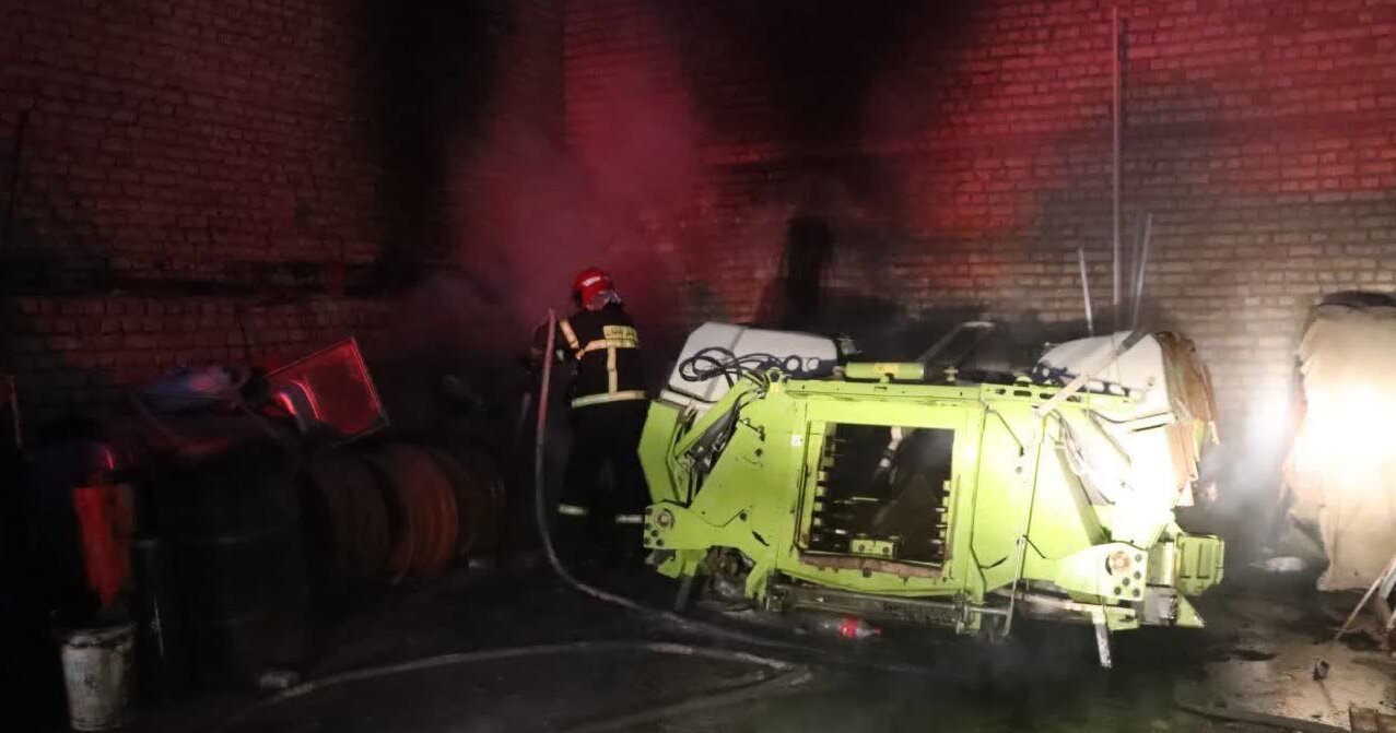 حریق گاراژ مکانیکی و تعمیر ماشین آلات کشاورزی در روستای گورت + عکس