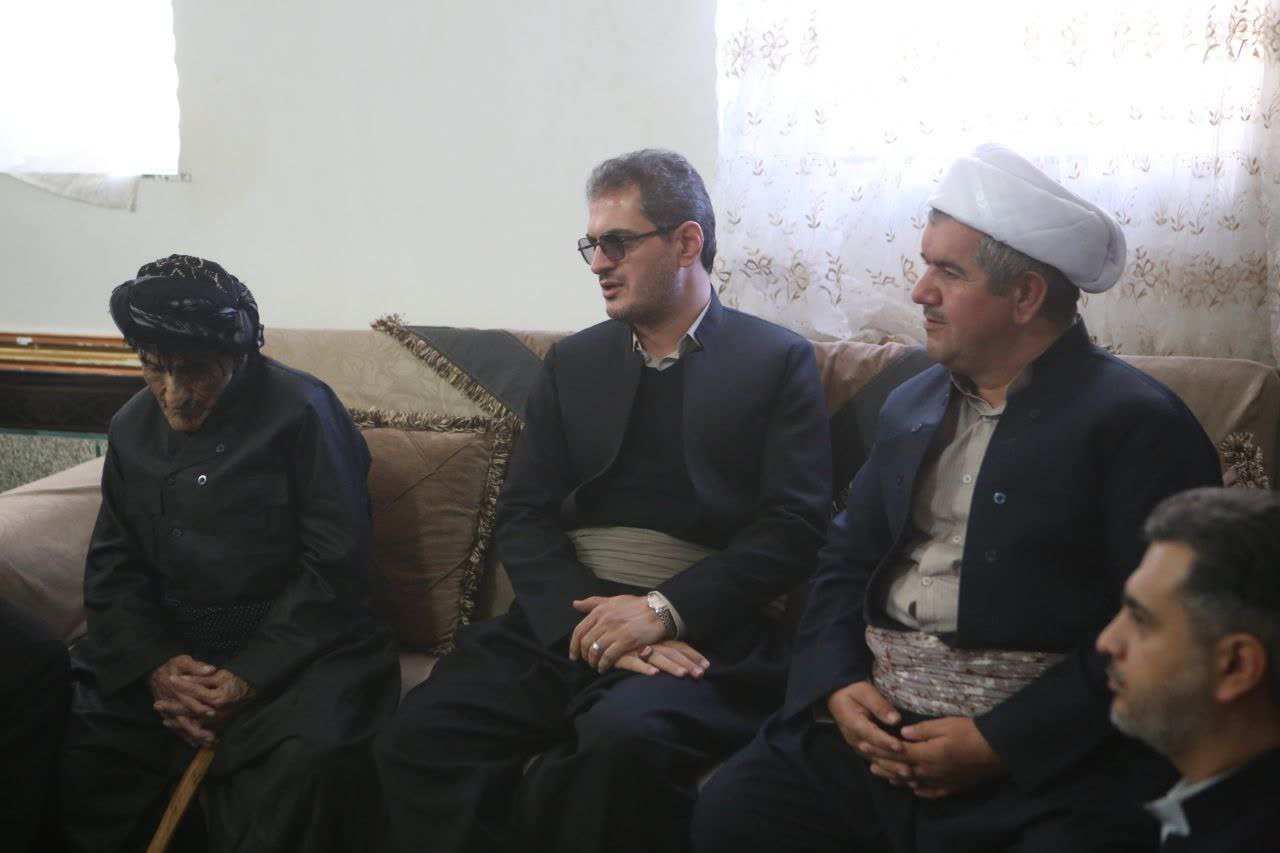 استاندار کردستان به مقام شهدای گاوشله ادای احترام کرد/ دیدار با خانواده شهیدان کاکسوندی
