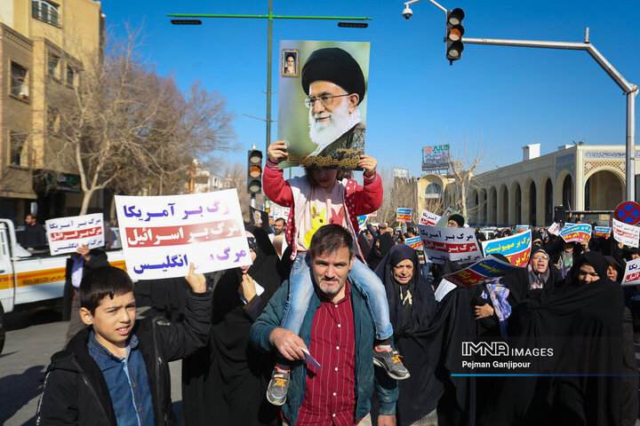 راهپیمائی مردم اصفهان در حمایت از اقدام موشکی سپاه علیه تروریست‌های منطقه