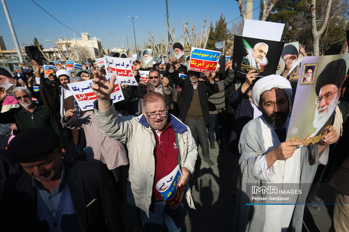 راهپیمائی مردم اصفهان در حمایت از اقدام موشکی سپاه علیه تروریست‌های منطقه