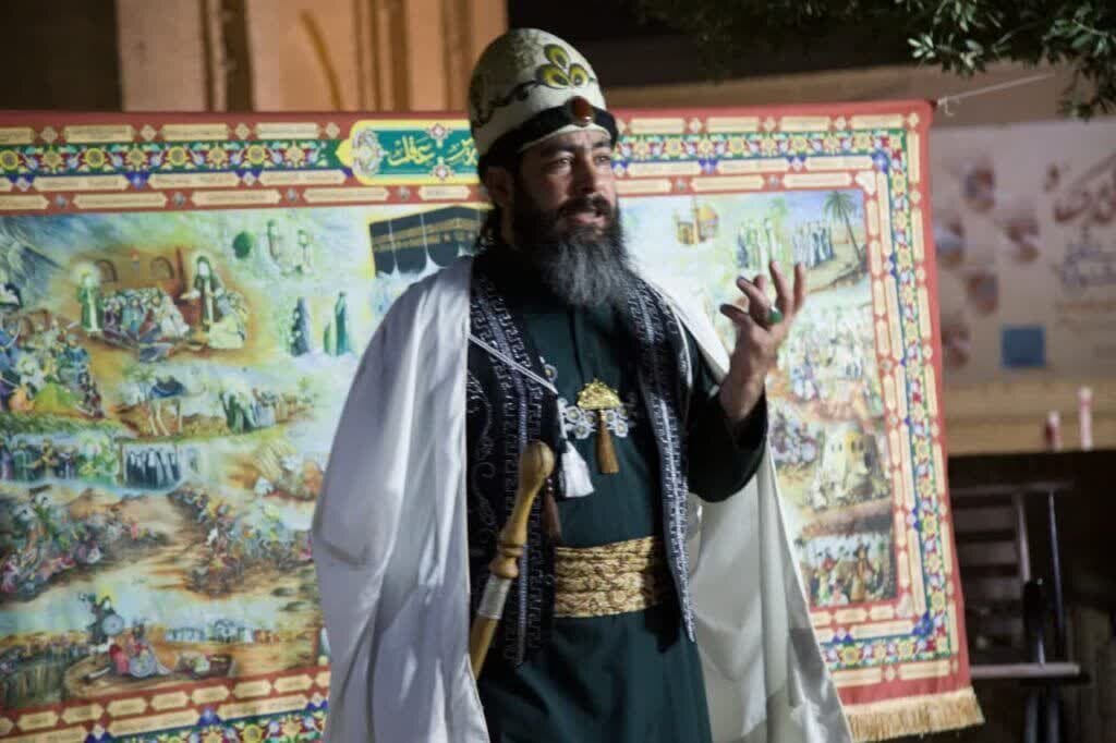 کلاهی زرین بر سر مرشد اصفهانی