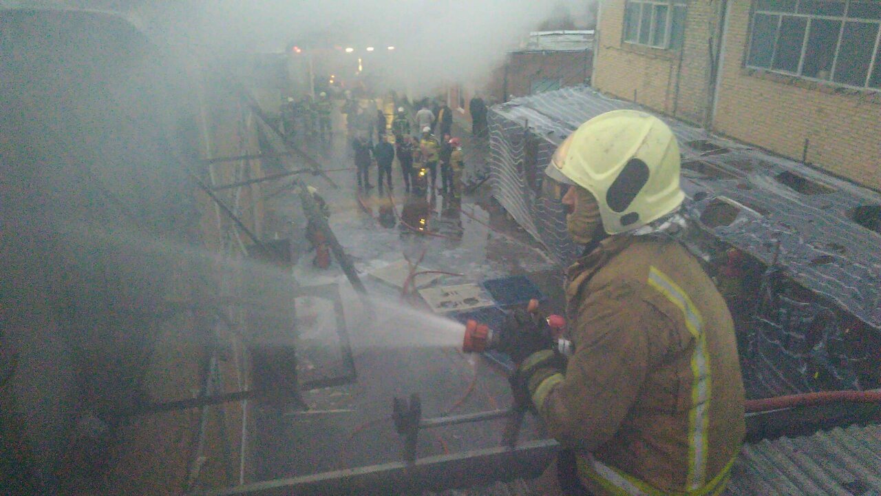 انبار موادغذایی به وسعت ۱۰۰۰ مترمربع طعمه حریق شد + عکس و فیلم