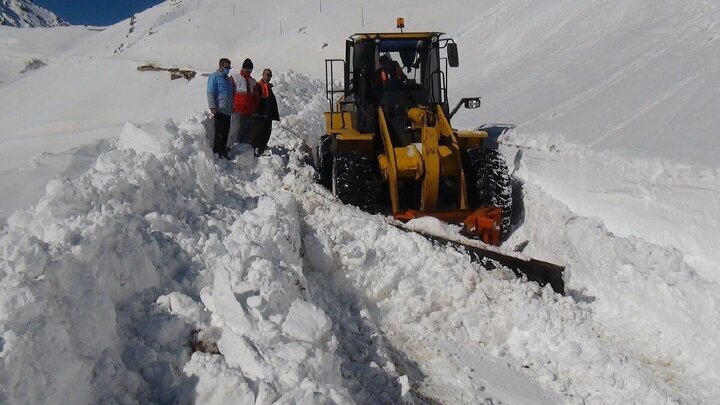 نجات جان نوزاد و مادر گرفتار در برف با رفع مسدودی به موقع جاده روستایی در اردبیل