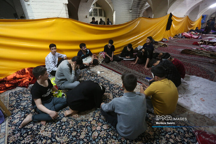 اعتکاف دانش آموزی در مسجد سید اصفهان