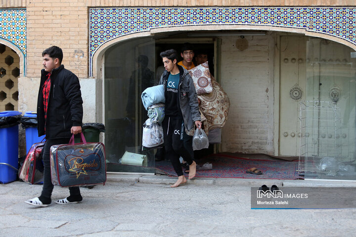 اعتکاف دانش آموزی در مسجد سید اصفهان