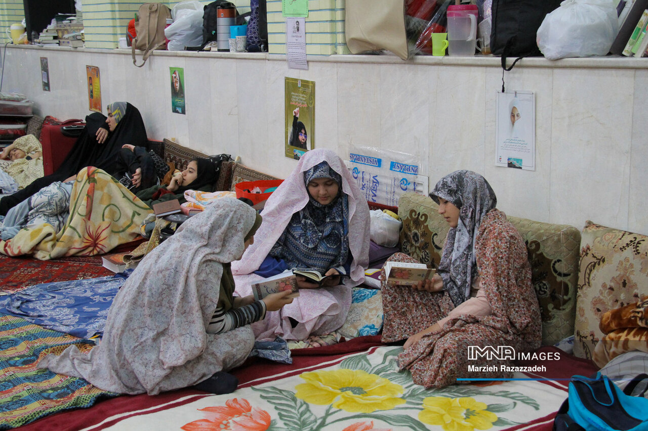 زمزمه رازونیاز با خالق در روشنای اعتکاف