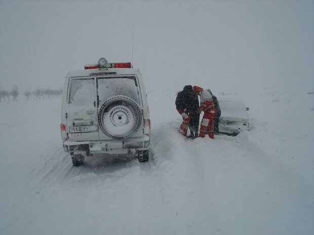 کمک‌رسانی هلال احمر کرمانشاه به سرنشینان ۱۷۶ دستگاه خودرو در برف و کولاک