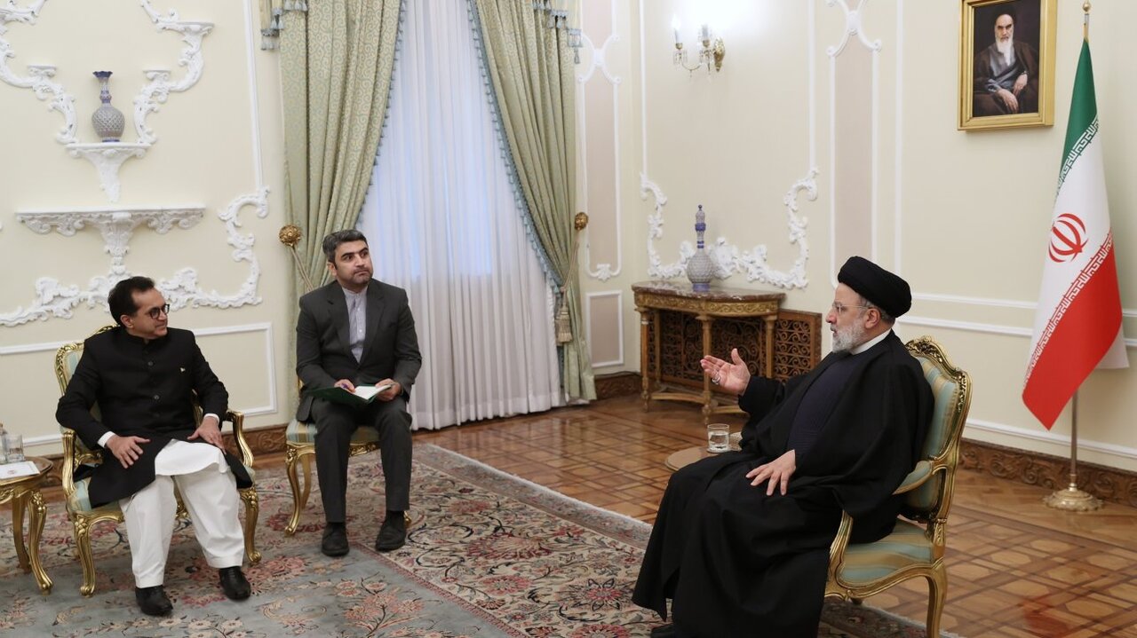 Iranian President Emphasizes Border Security and Cooperation with Pakistan in Meeting with Ambassador