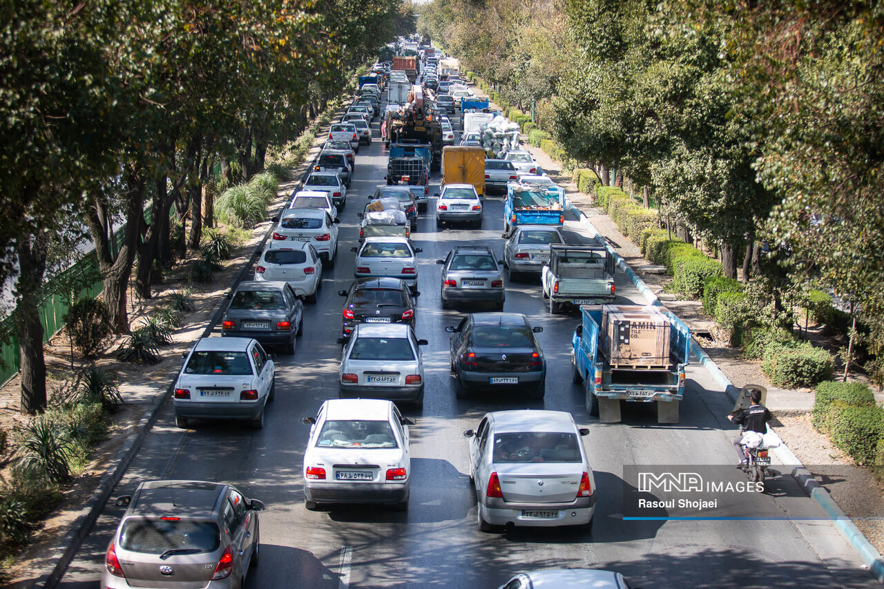 افزایش ترافیک شهری در ایام پایانی سال / برخورد جدی با تخلفاتی مانند پارک دوبل