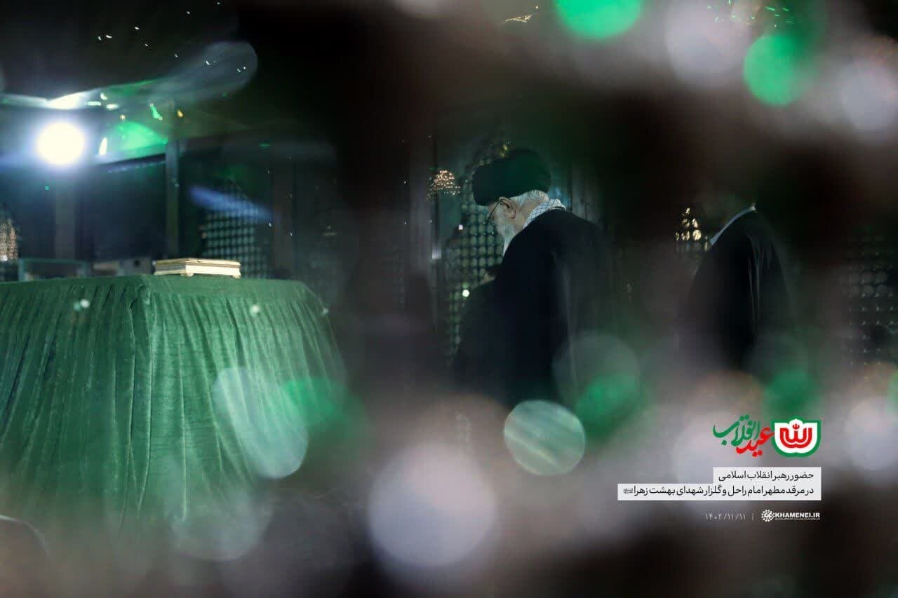حضور رهبر انقلاب در حرم امام خمینی(ره) و گلزار شهدای بهشت زهرا(س)
