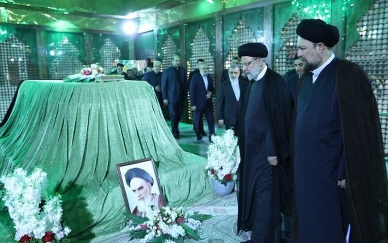 Ayatollah Khamenei Pays Tribute to Imam Khomeini (RA)