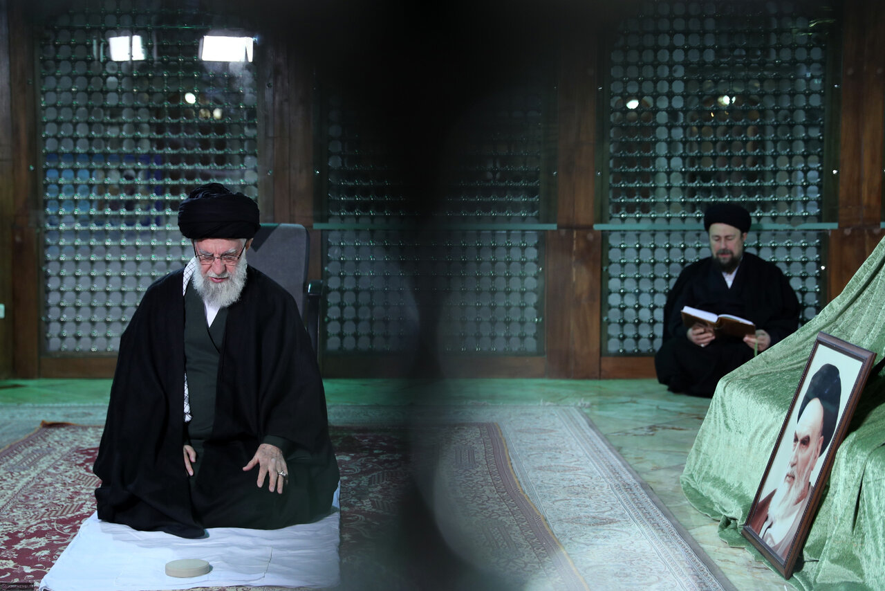 Ayatollah Khamenei Pays Tribute to Imam Khomeini (RA)