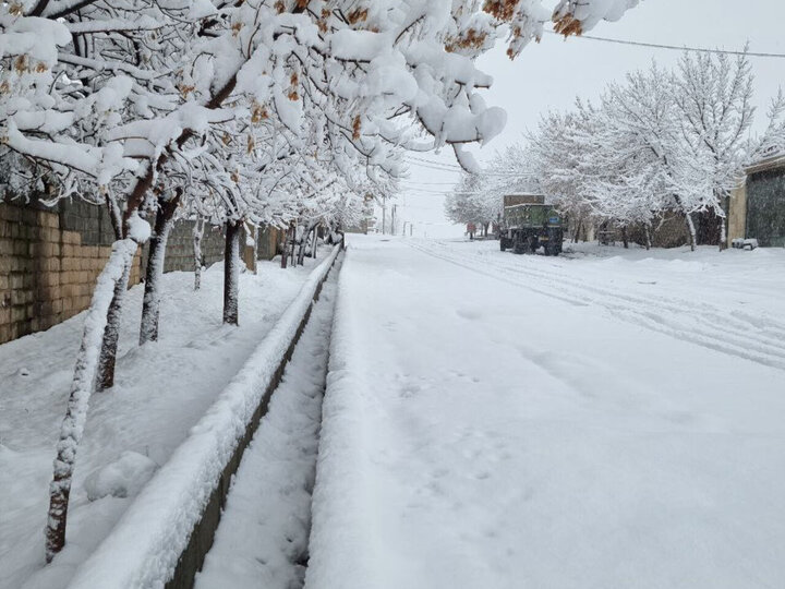 بارش برف راه ارتباطی ۸۵ روستای شهرستان کنگاور را مسدود کرد